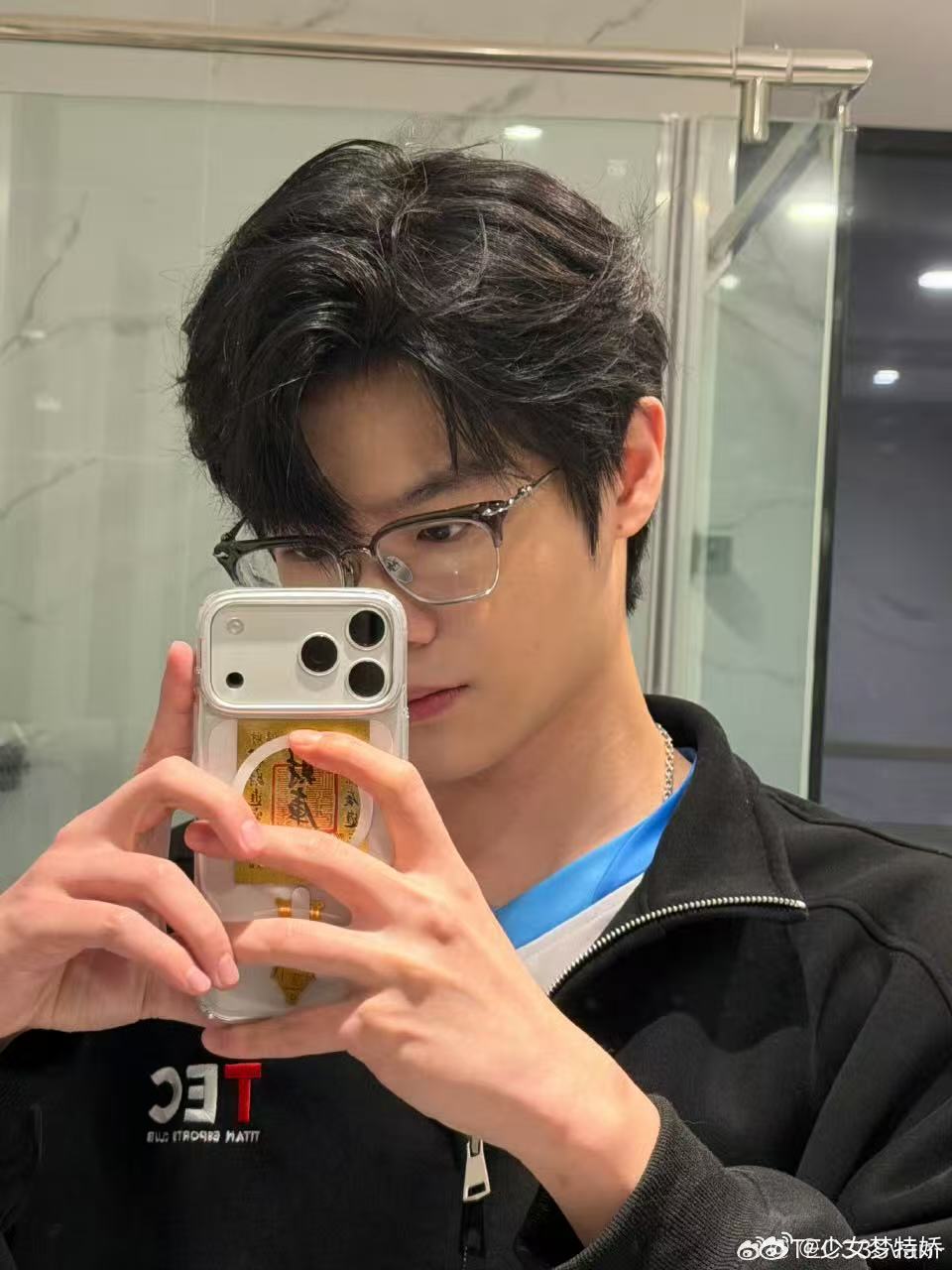 33对镜自拍久违了久违的对镜自拍终于来啦，这波请假条直接满分，必须准假！周一快乐