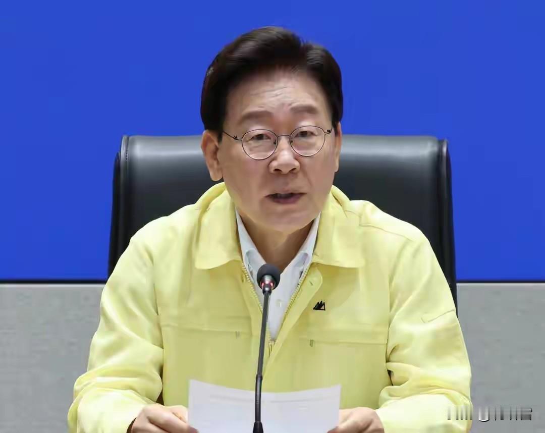面对特朗普的冷嘲热讽，李在明也不是很怂，他穿上民防服，召开国务会议宣布2030年