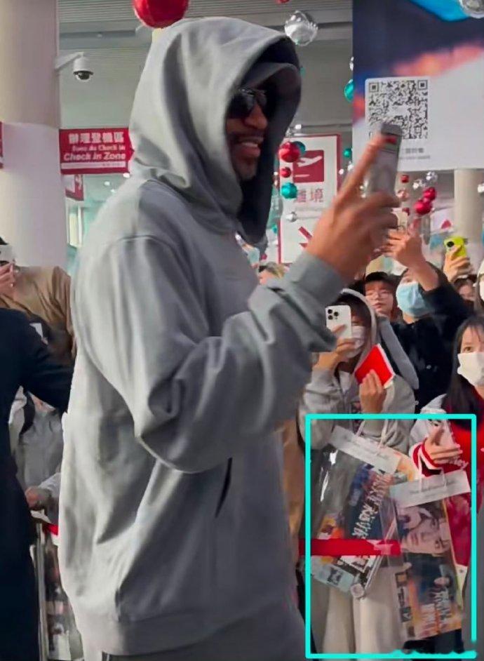 侯明昊因飞机改签错过偶像麦迪  侯明昊因飞机改签错过了喜欢偶像麦迪，小侯知道心都