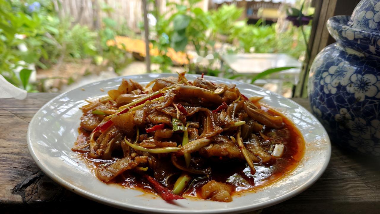 今天露一手，凉拌红油猪耳，麻辣鲜香，口味调得刚刚好。
用自己地里种的南瓜来和面，