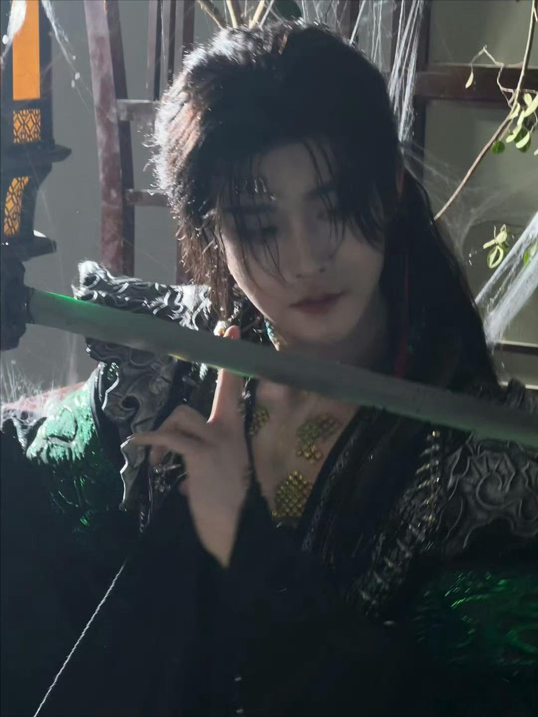田嘉瑞田嘉瑞冷文笙白昼 🕶️田嘉瑞燃霜为昼 “如果你是黑夜里的火炬，那我甘愿被