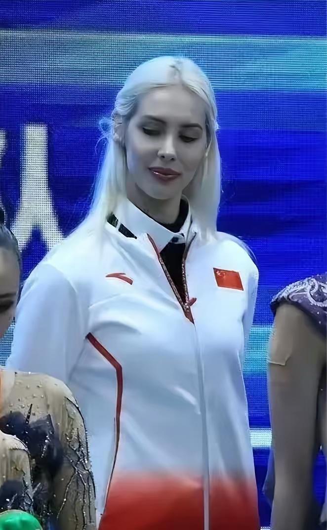 亚运会闭幕式，中国代表团里一位金发碧眼的俄罗斯美女教练意外走红，她就是阿纳斯塔西
