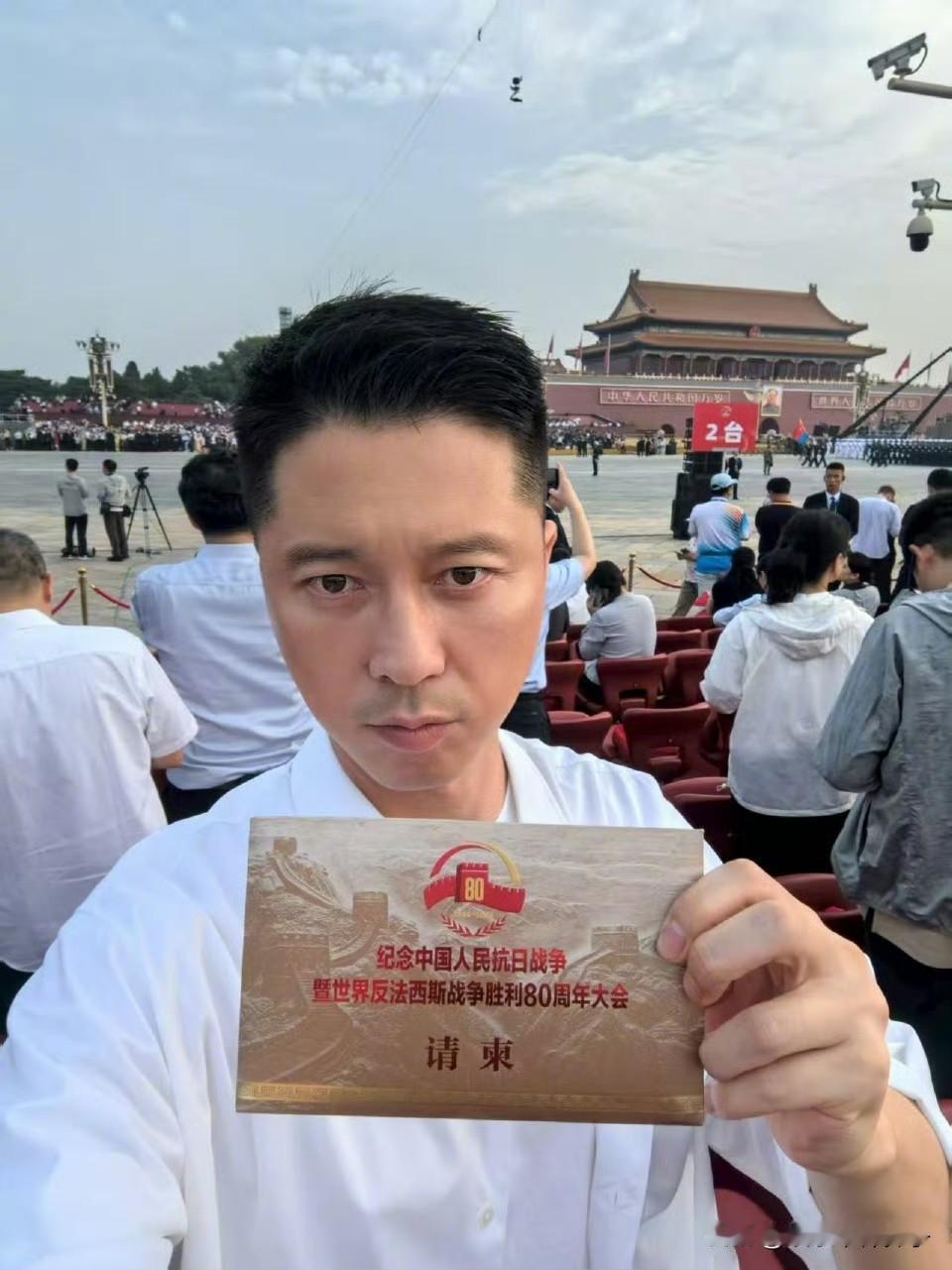 今天现场观看九三阅兵的明星们……

9月3日，演员杜江一大早就发文祝福祖国，并晒