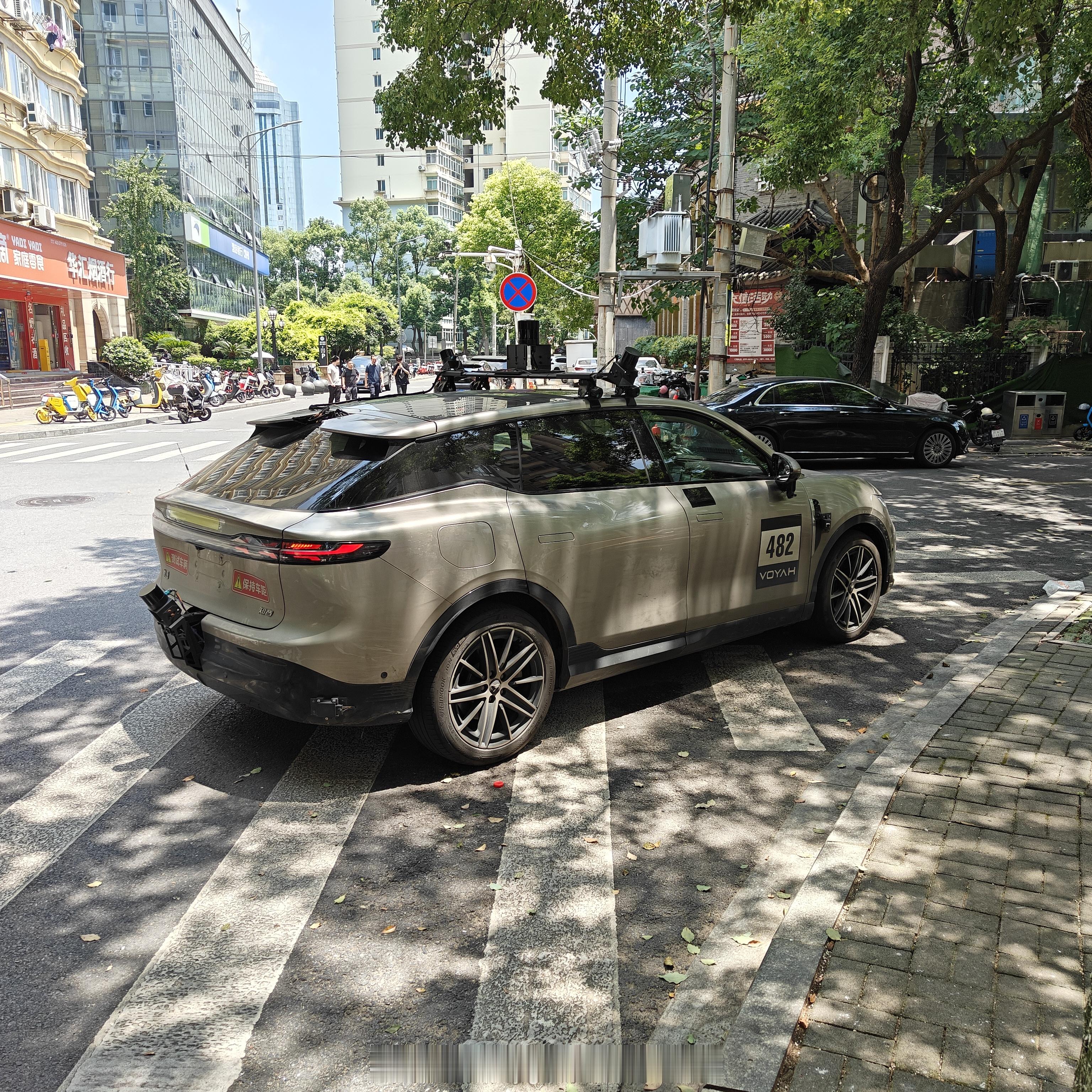 看来确实是成都车展快要来了今天在下班的路上还看到了岚图知音的测试车看小哥好像还在