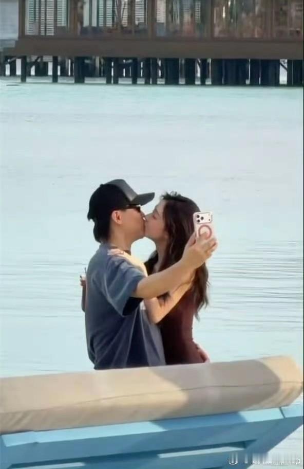 胡彦斌和易梦玲恋爱了，最高兴的居然是郝蕾，没错，就是那个开演技培训班的郝蕾。
