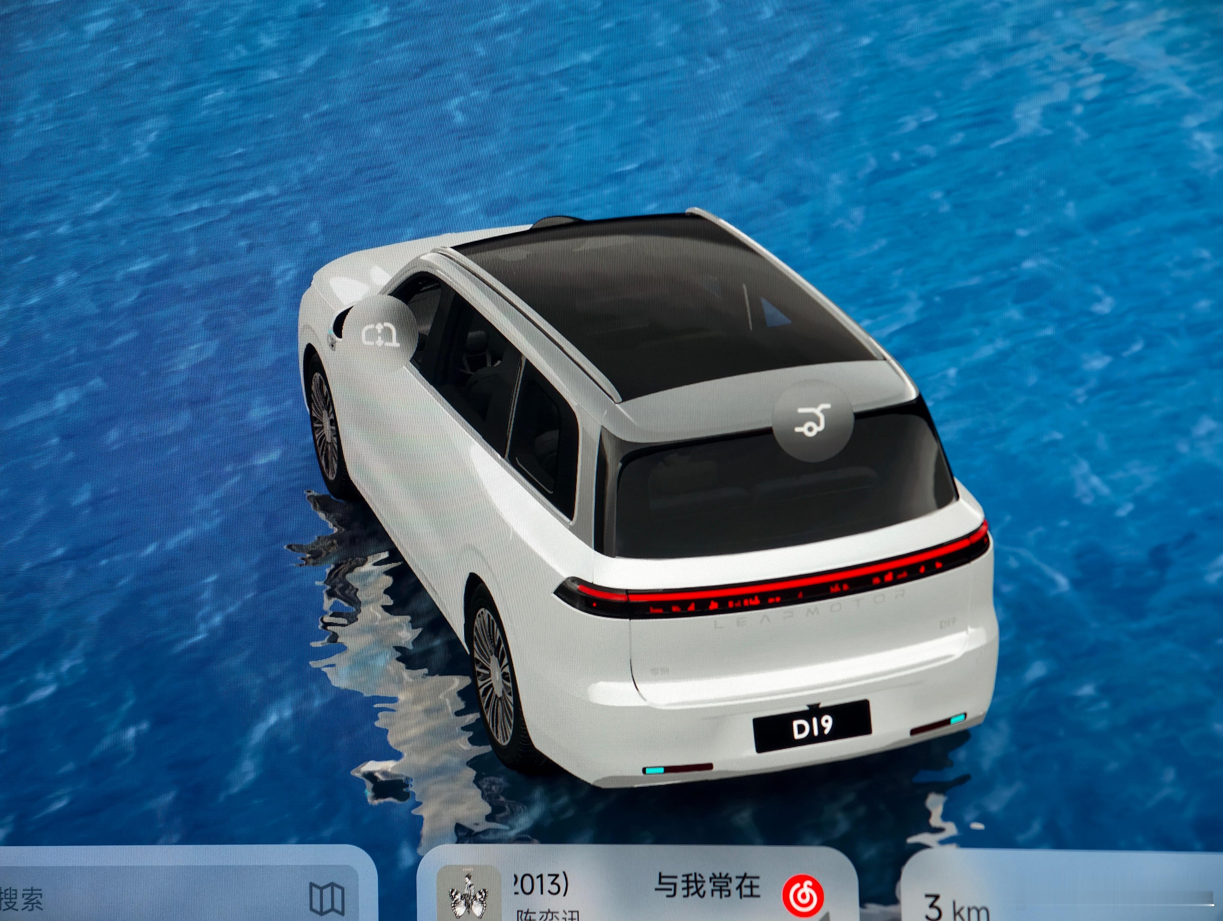 零跑请了一堆南美的经销商过来，临近闭馆了都还特别热闹。我在看零跑D19，有位经销