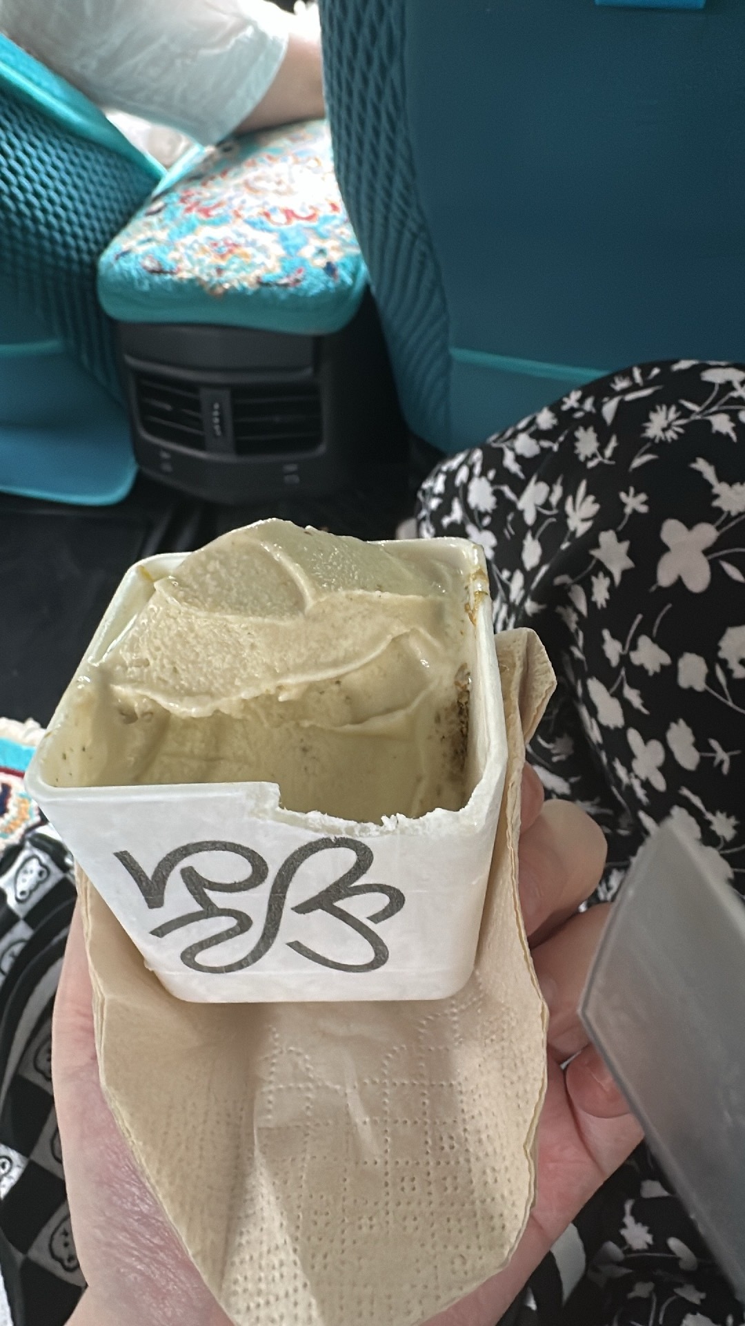 谁告诉我这杯子能吃的！！！！啃了一半了一翻面，哦妈耶！ 请注意图三右下角小字 