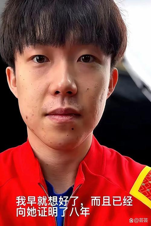 机场一幕看哭网友！王楚钦全程未换比赛服未摘证件，满身疲惫藏不住委屈
 
看到楚钦