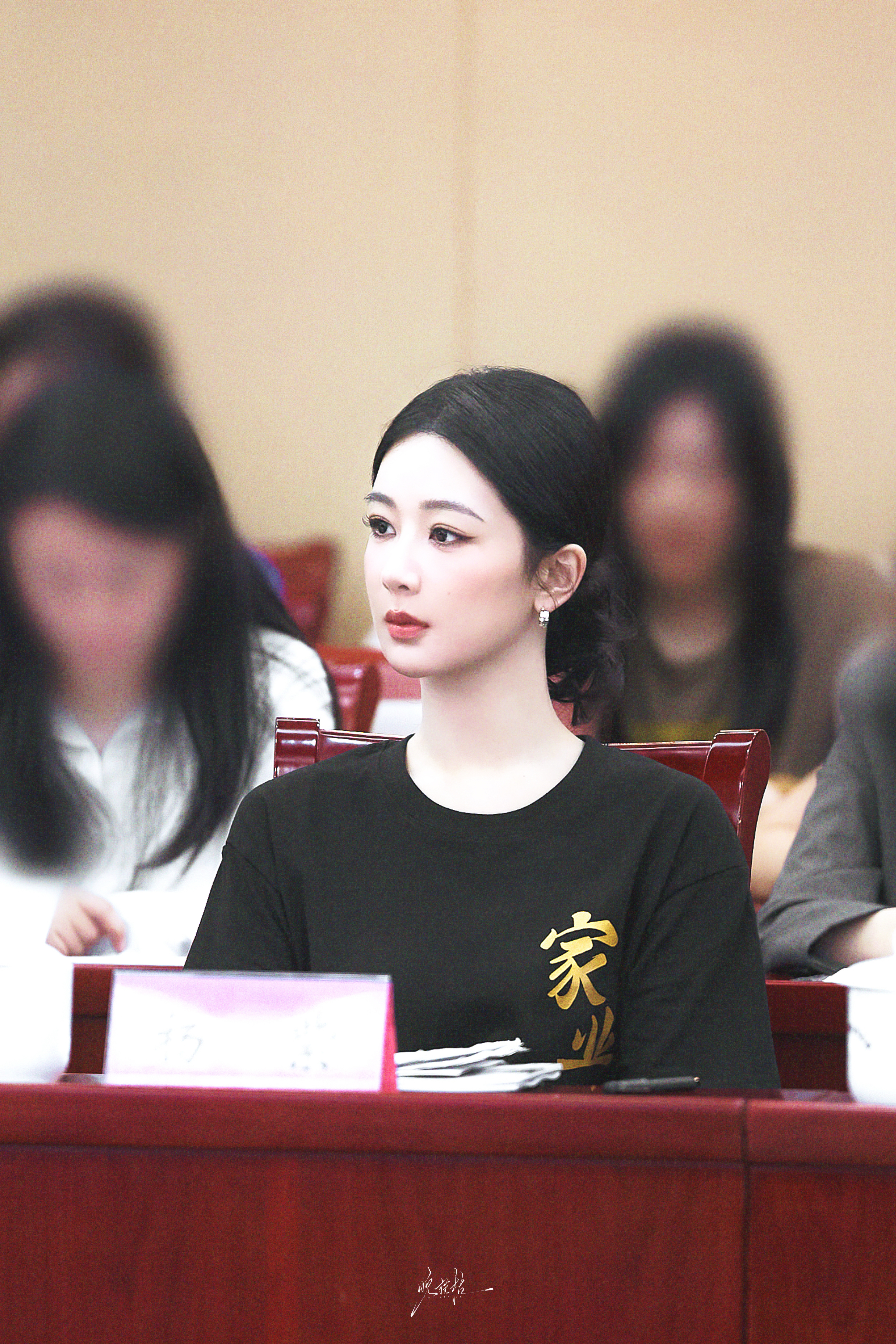杨女士为何又正又美 