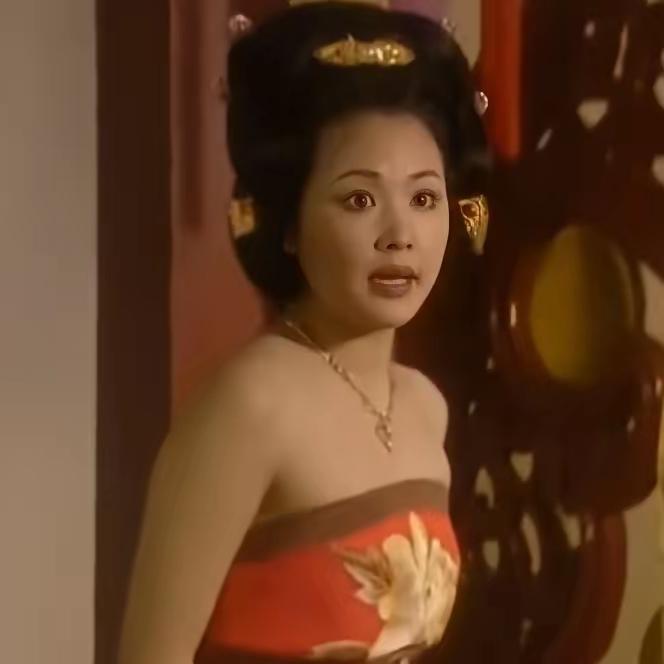 隋朝宣华夫人被逼殉葬，石棺坠入地宫水池将被淹没时，棺底忽被凿透。一只手伸进来，急