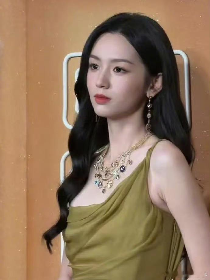 周也这张脸太伟大了，戏演的如何都可以被原谅，永远对她都有期待，谁让人家确实美，是