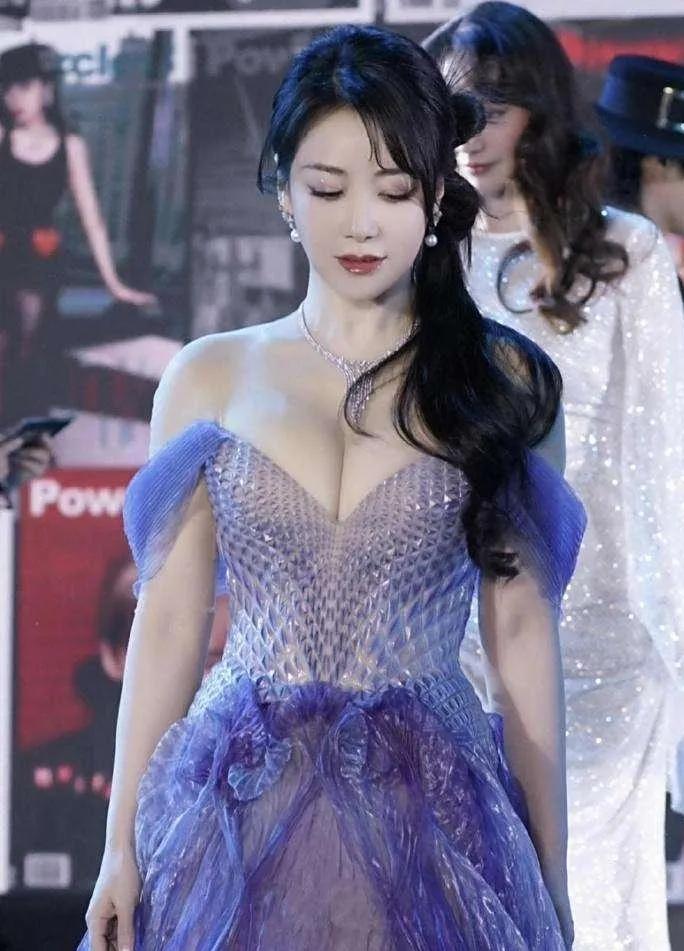 陈紫函 49岁状态封神，美到犯规！
 
家人们，看到陈紫函最近出席活动的照片，真