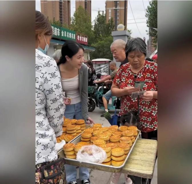 散装月饼看着很好吃，来买的顾客也是络绎不绝