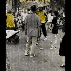 真不知道这个女子哪里来的勇气？上来就给外卖小哥一个耳光，外卖小哥也没惯着，反手就