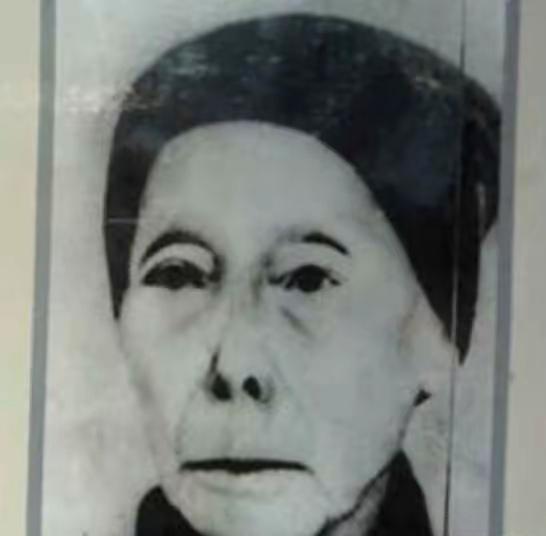 1933年，主席躲进农妇家。没想到，敌人搜查时，农妇却说：“你们要找的人，在我家