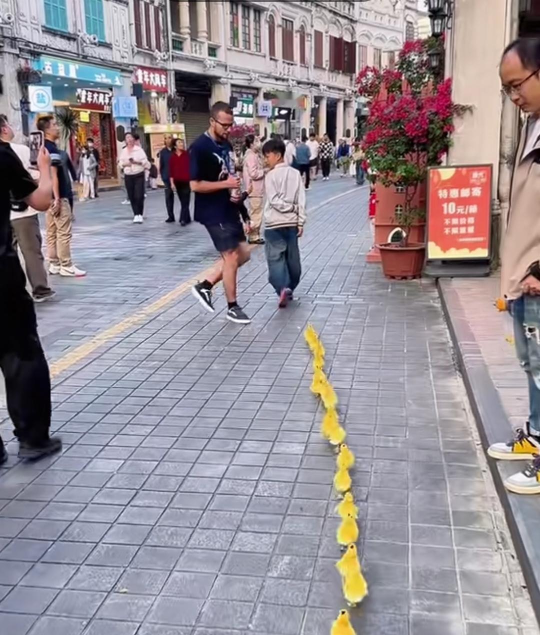 在街上，我时常会赞叹我们民众的平均素质水平的大幅度提升。比如不再随意丢弃垃圾，街