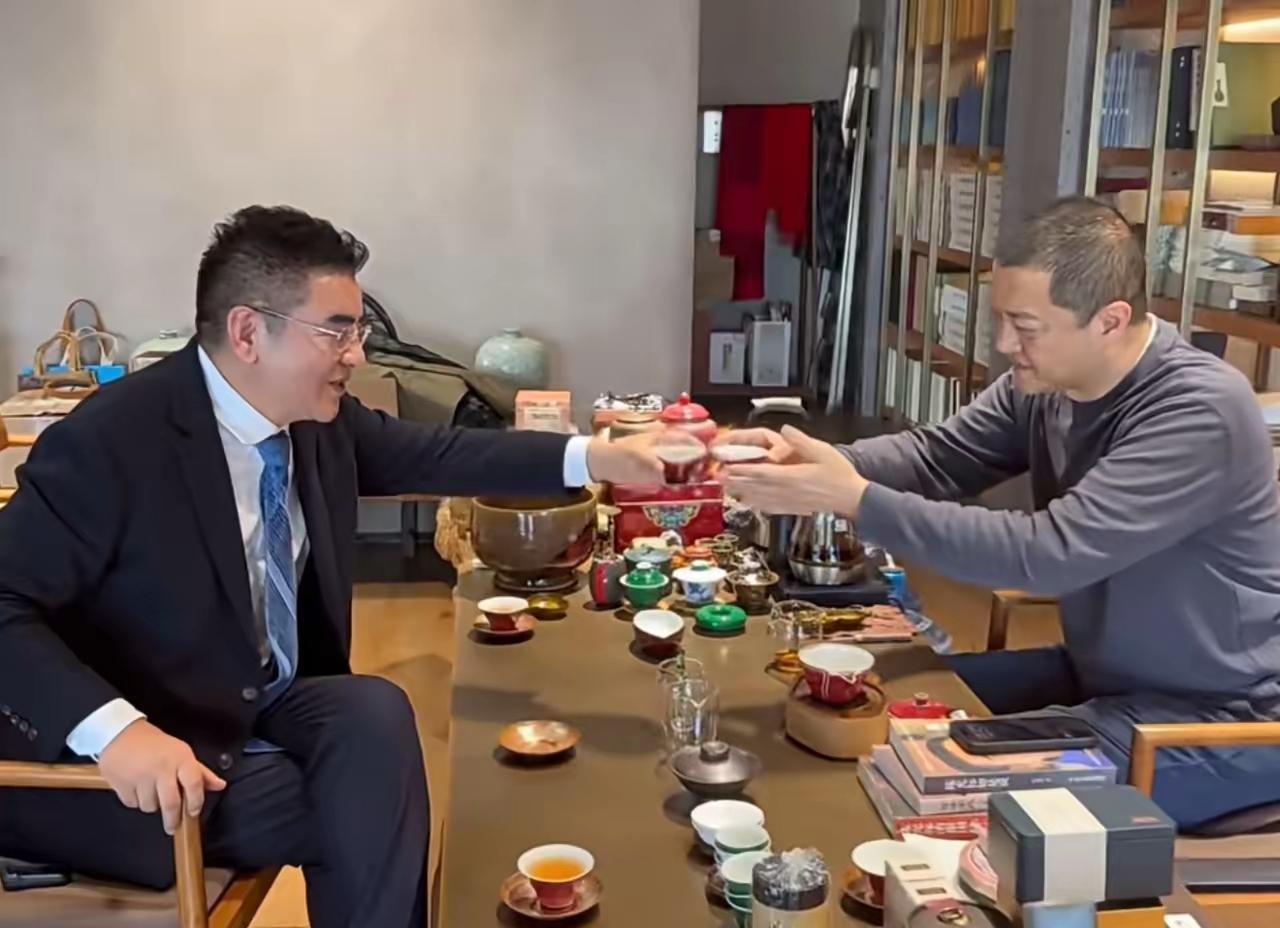 李亚鹏确实会说话。
第一次见陈光标，
他开口就是“公益路上二十年，我们彼此看得见