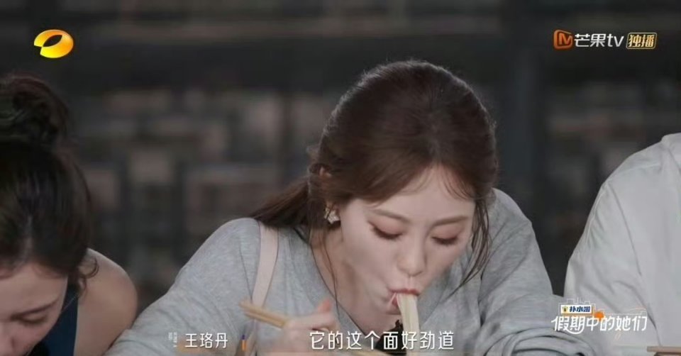 假期中的她们人均四碗面不敢想这碗面有多好吃给大家都吃出怒音了，甚至还要上盆吃[喵