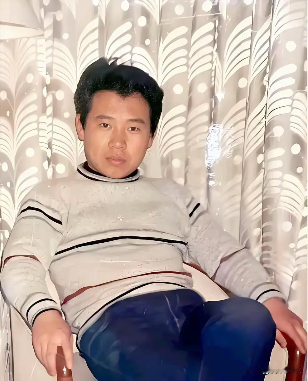 郭麒麟简直太像他父亲郭德纲了。
年轻时的郭德纲老师，还是一头乌黑浓密的头发，那时