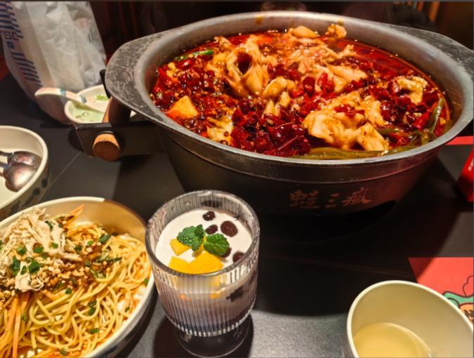 今年咋回事？各种入口的食品，接连塌房。

前有“泡药杨梅”、“泡药脆桃”，后有猪