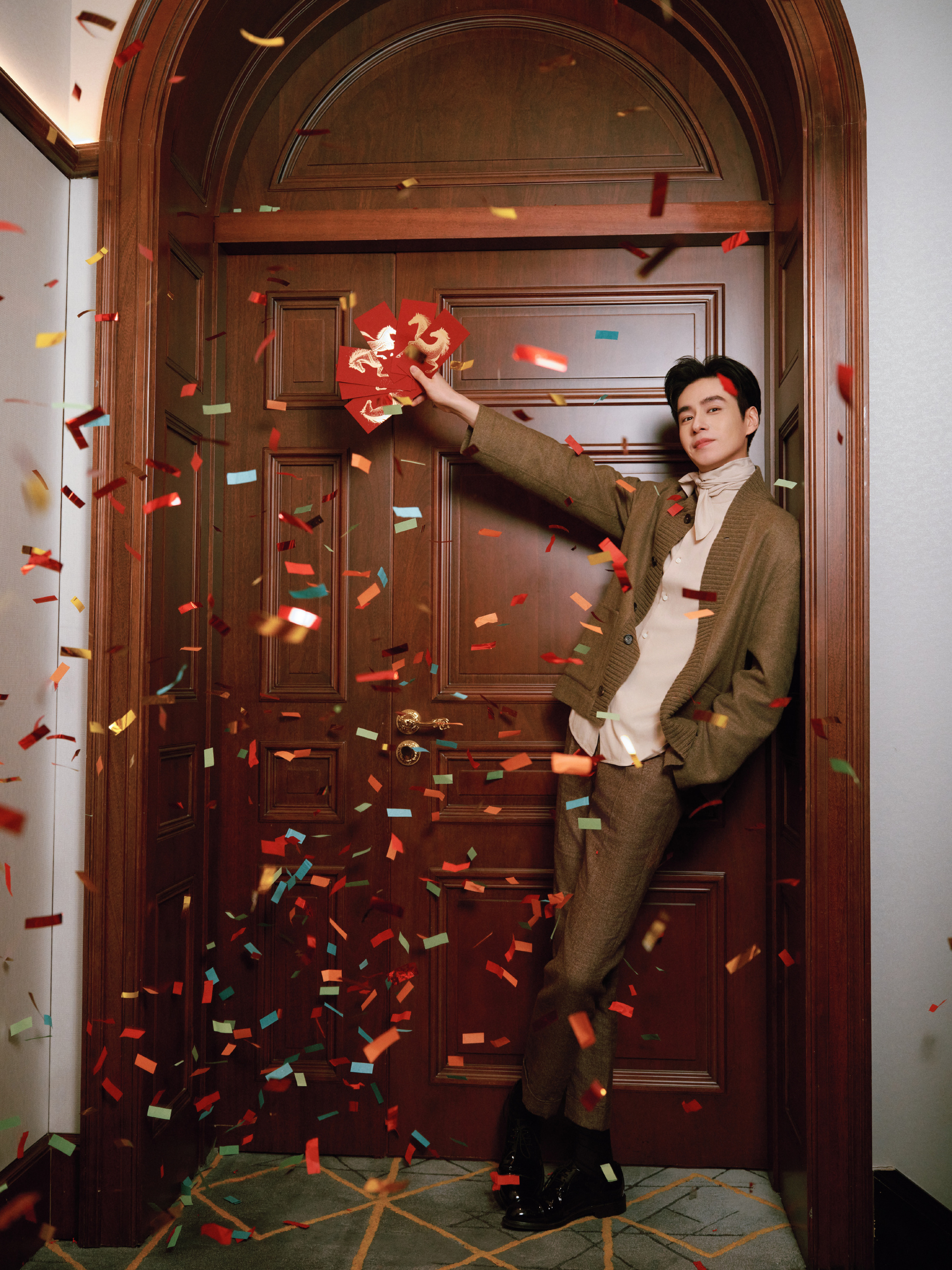 胡一天灯笼都被你电到了新年一定红红火火哦