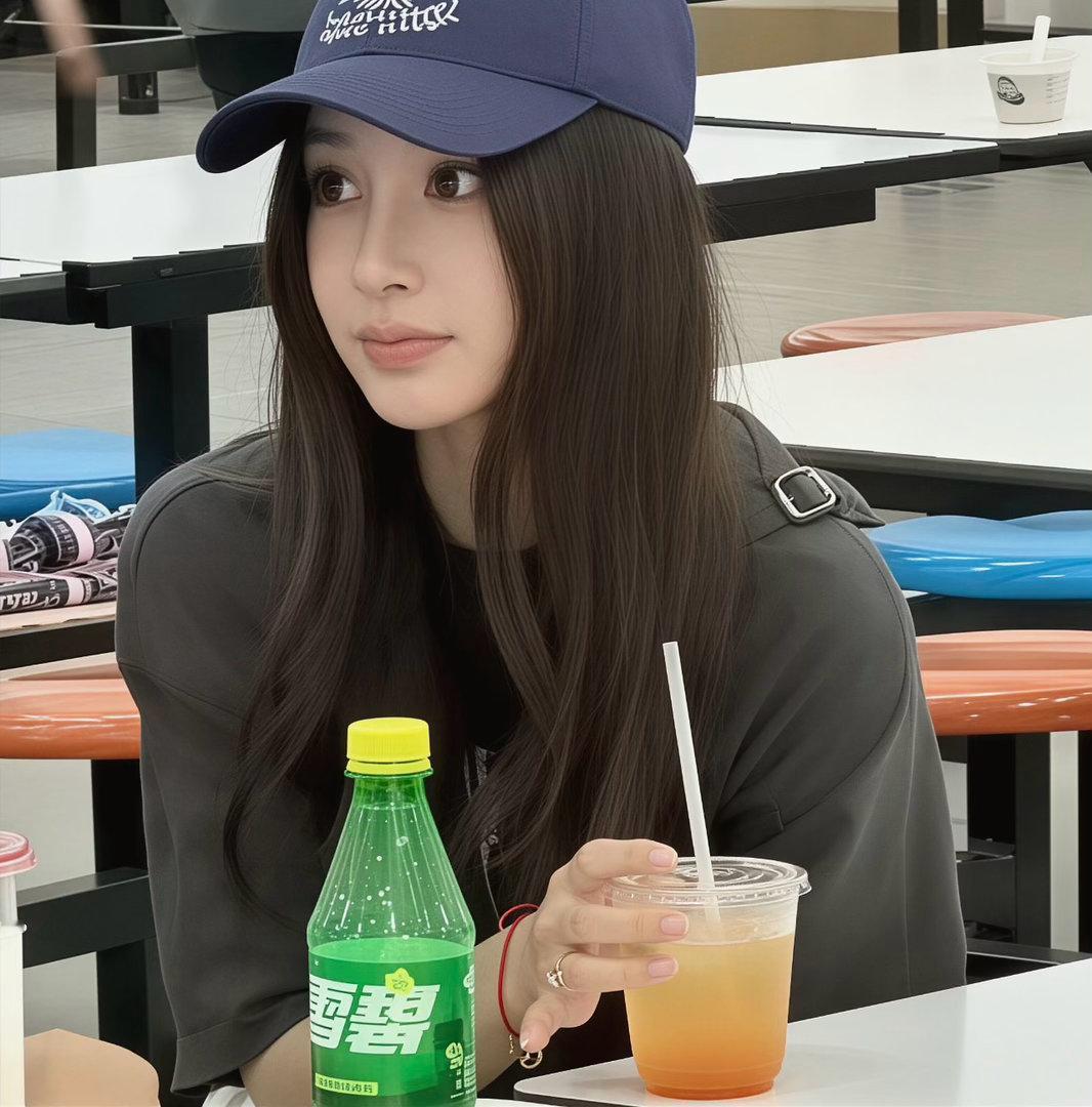 Angelababy今天去参加小海绵学校义卖活动被拍了这和早期有区别吗？ 