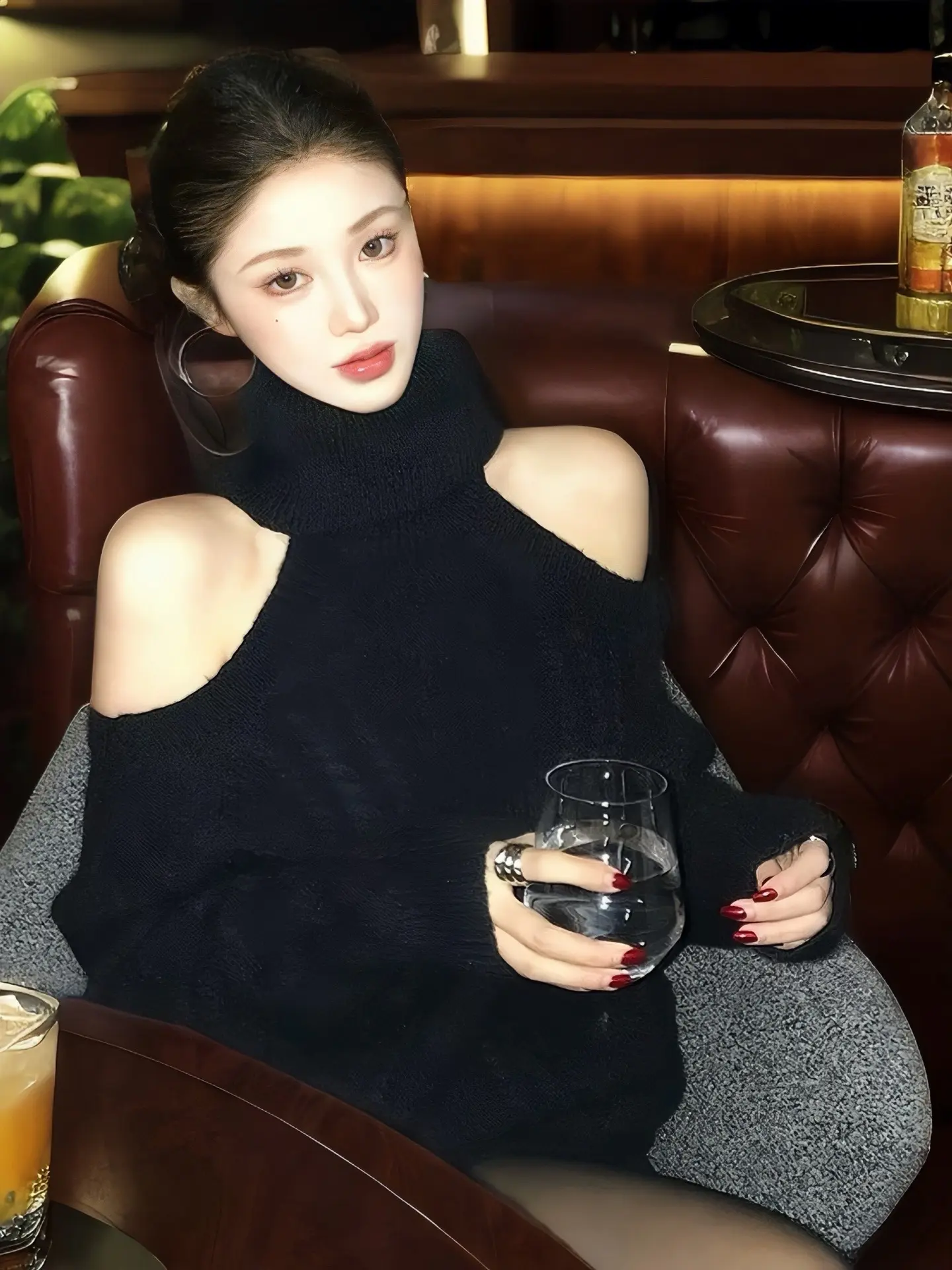 小众设计感宽松露肩毛衣，又酷又时髦。这款露肩高领麻花毛衣，堪称时尚界的...