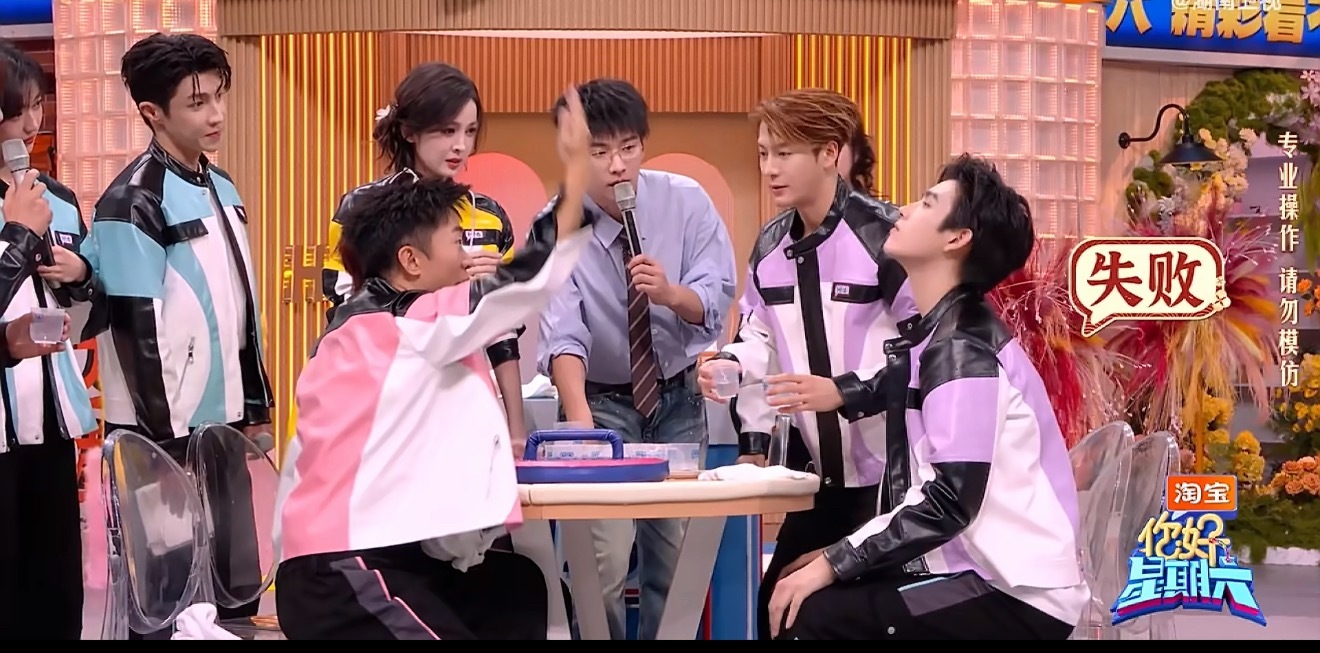 王嘉尔加陈飞宇等于人仰马翻王嘉尔陈飞宇玩游戏连输四局，最后两个人人仰马翻躺在地上