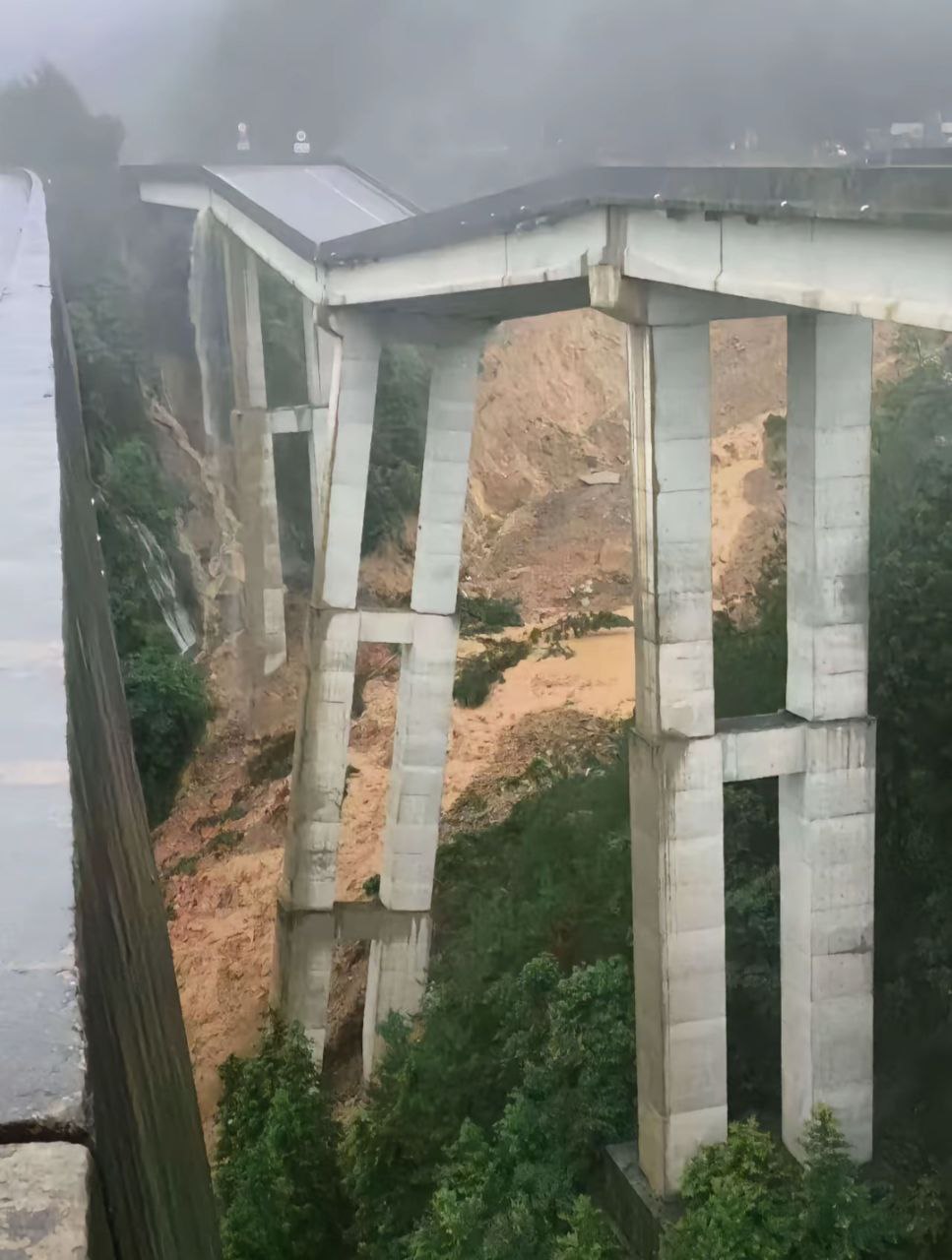 恶劣天气状况导致地质灾害隐患，进而导致⬇️厦蓉高速榕江县到三都县路段高架桥就是典