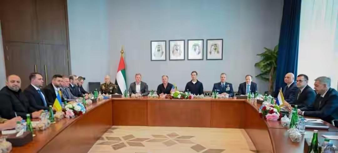 美俄谈判加速，基辅被抛弃，泽连斯基上演最后的疯狂