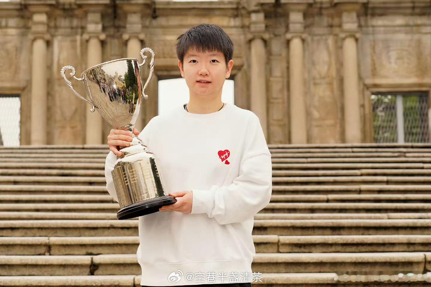 孙颖莎单打世界杯首冠两周年莎莎两周年快乐