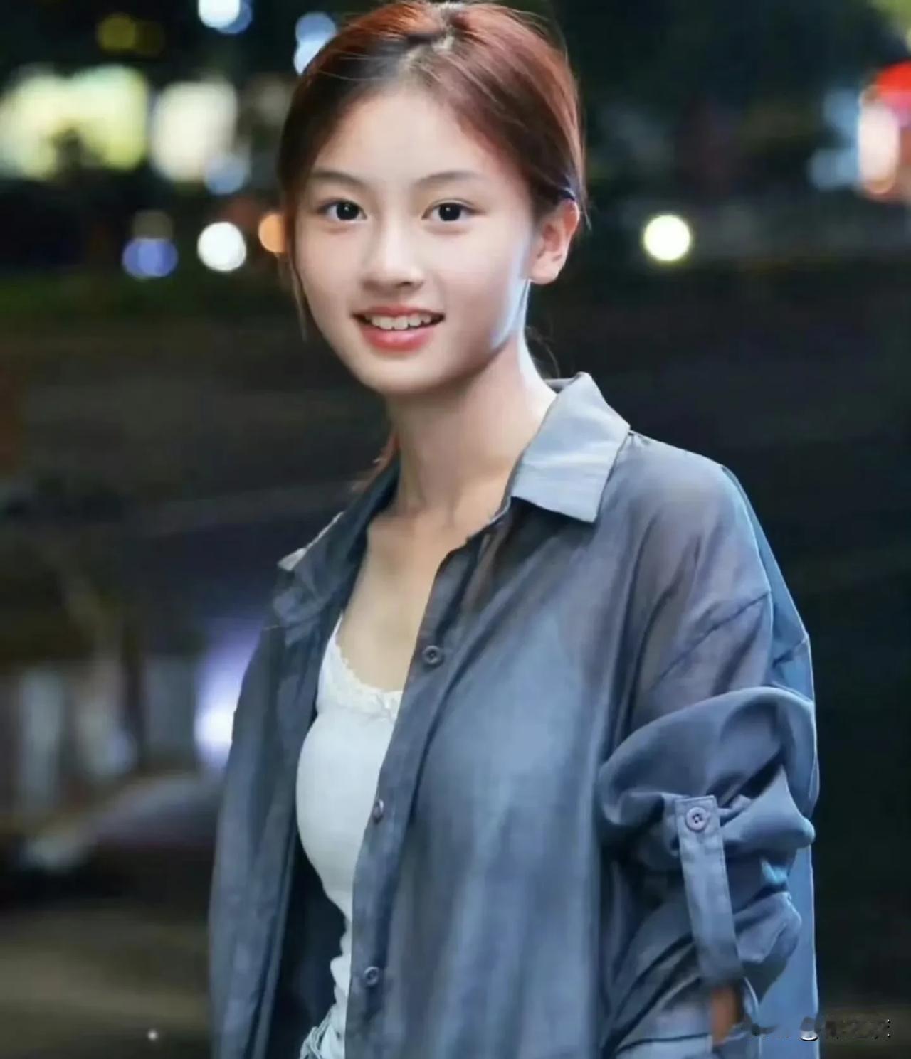 之前一堆人劝七七不要签约进圈好好读书，选择好好读书等成年再说，而现在他们拒绝了于