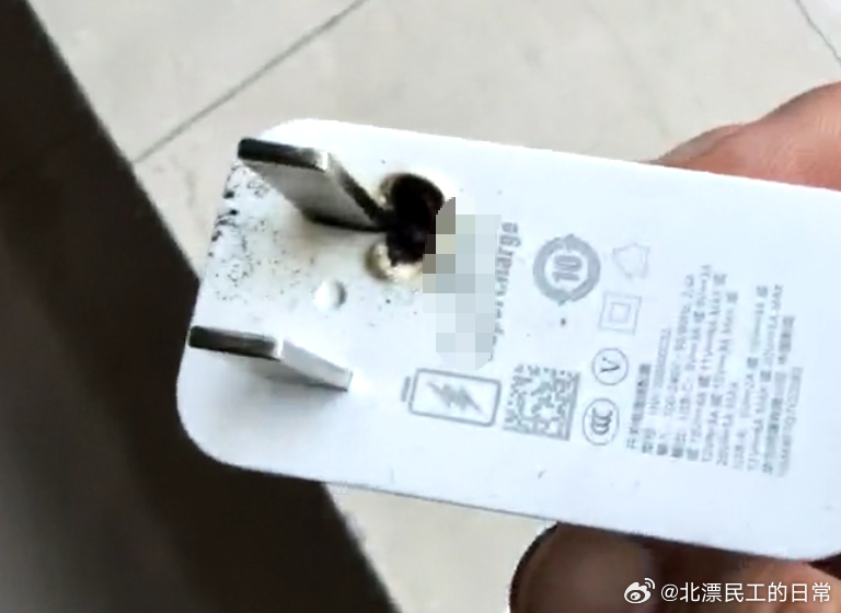 家人的原装某品牌充电器冒火花了，这种联系厂家能给换吗 