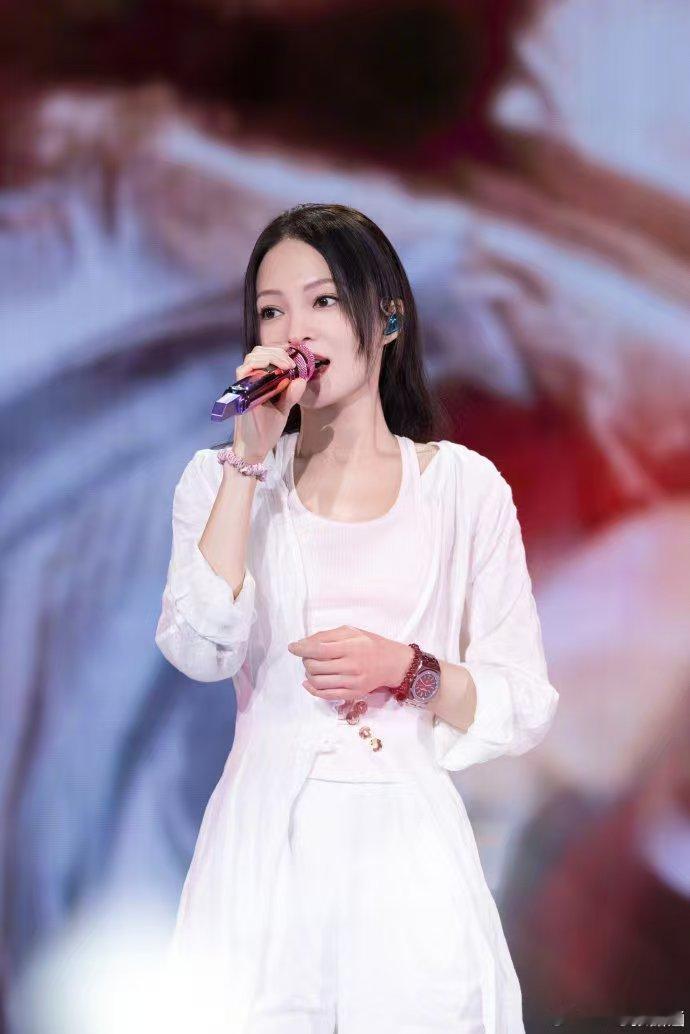 被张韶涵哄成胚胎了 谁能拒绝张韶涵的温柔暴击！演唱会上和小歌迷有爱互动，清唱歌曲