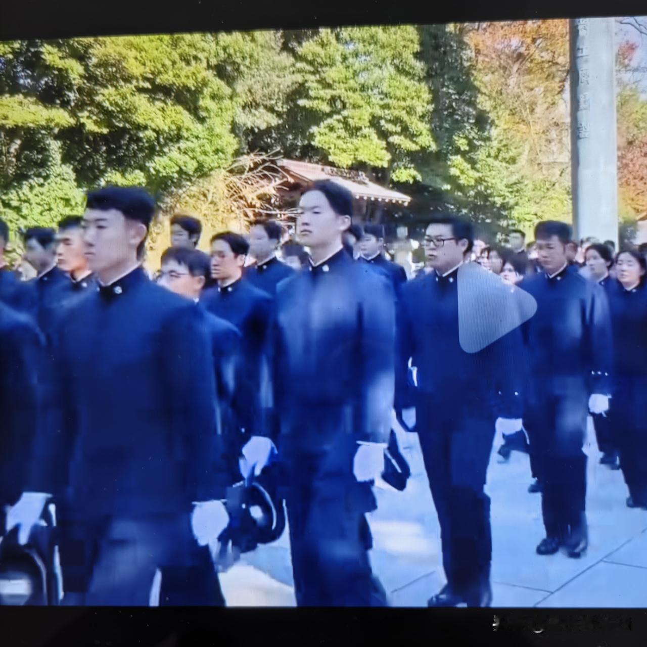 警惕！日本军国主义正在悄然复活
 
近日，日本防卫大学数百名学员集体前往靖国神社