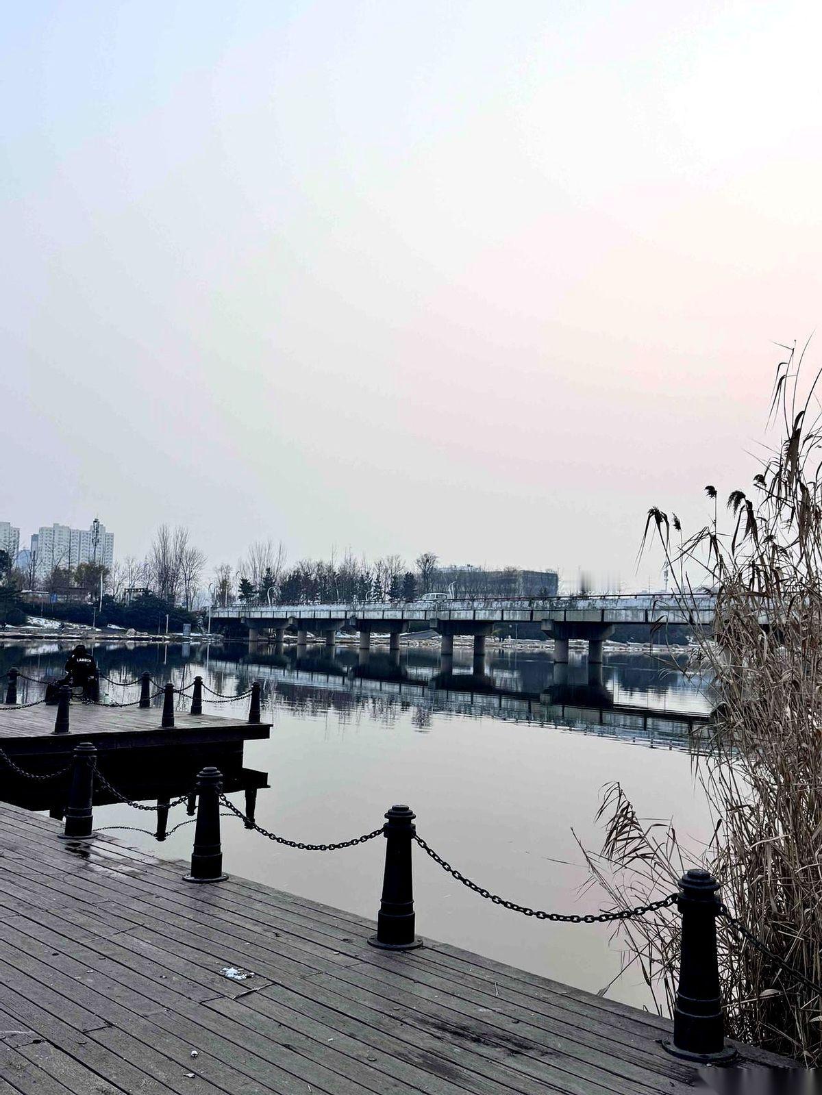 我妈，一个坐拥百万存款、月入六千养老金的“隐形富婆”，身上那件毛衣，我打记事起她