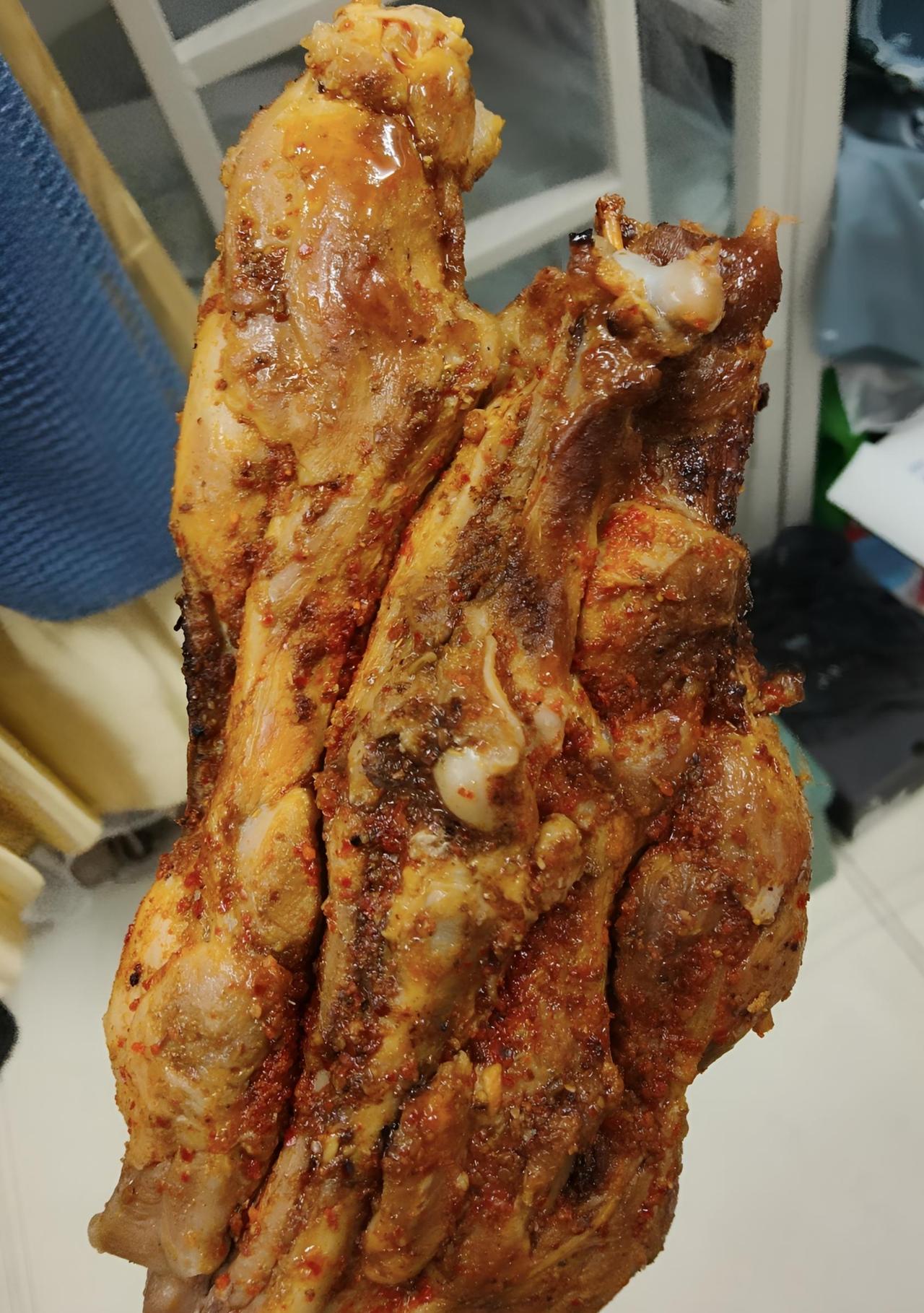 “鹅腿”竟然是鸭腿。

这事儿这两天在朋友圈吵翻了。那个曾经让清北学子夜里十点钟