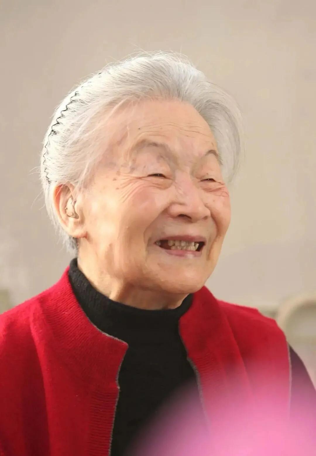 杨絳先生在《杨绛传》中写道：“一个家最好的模样，大事尊重，小事原谅，不争对错，不