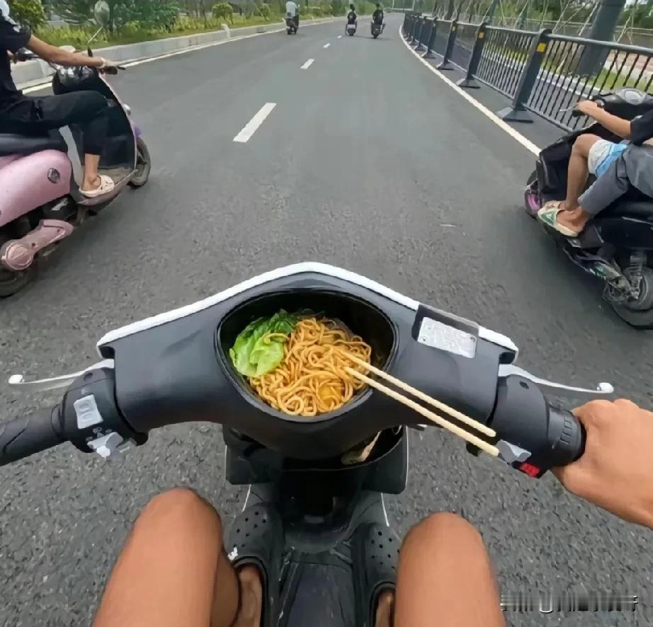 这面吃起来真是别有风味[笑哭]