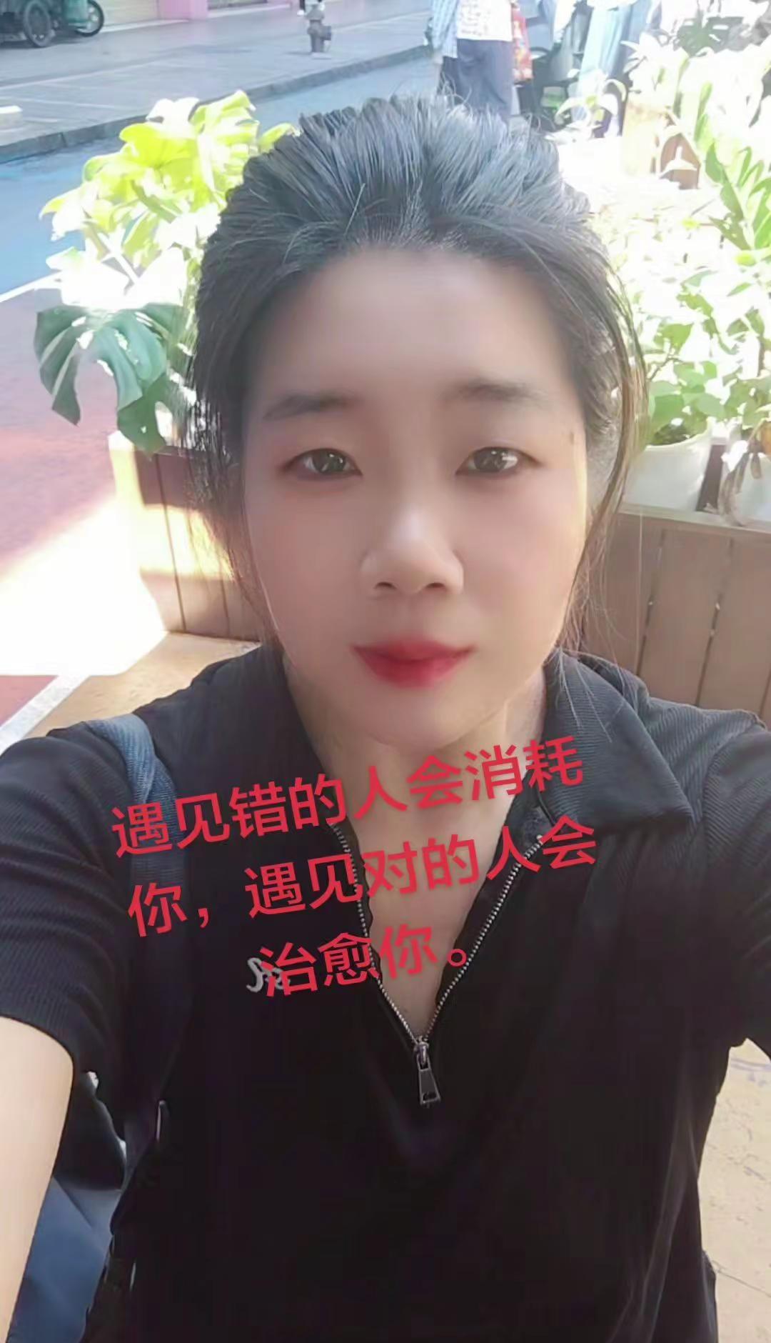 遇见错的人会消耗你，遇见对的人会治愈你。成年人最好的自律是及时止损。人都有执念，