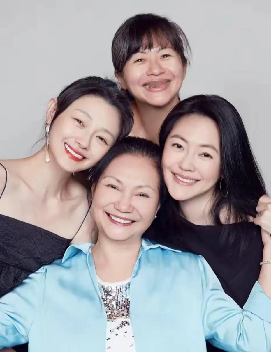 大s妈妈说：“大s自从生了小孩之后，身体就不太好，我不能离她太远，她有时候会突然