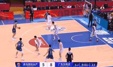 杨瀚森面对广东轰进职业生涯第一粒三分
北京时间11月5日，青岛与广东的比赛进行至