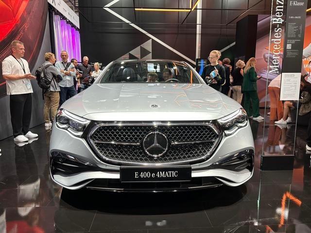 【#iaa2023慕尼黑国际车展# 全新一代奔驰E级插电混动正式亮相】近日，从相