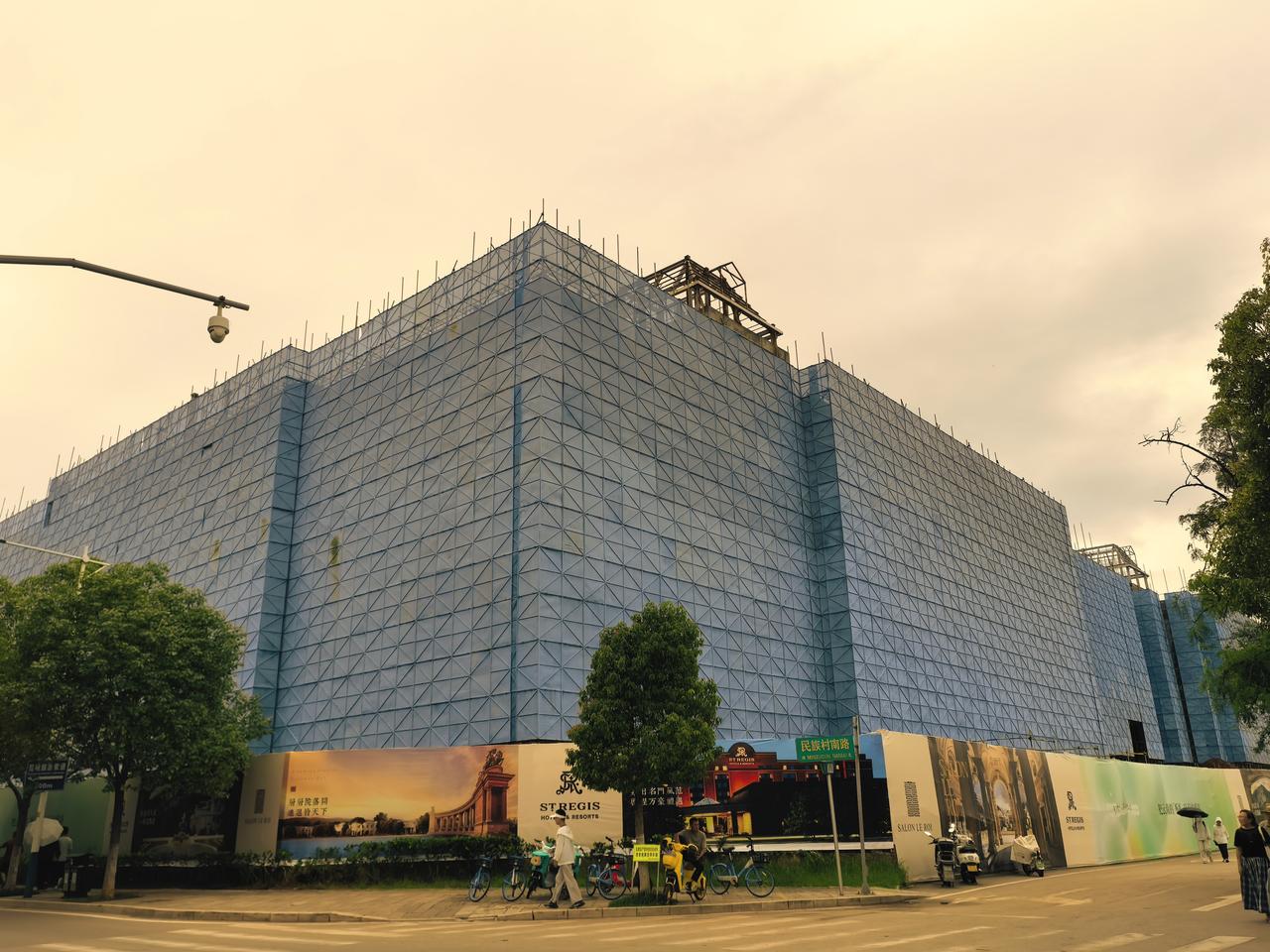 海埂公园北门后面的这个万景园商业地块，主体结构多年前就建好了的，多年前说是要开万