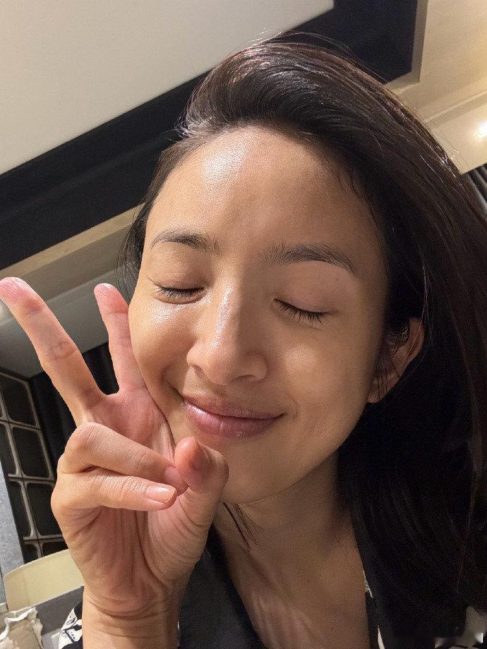 林依晨素颜照林依晨真的不把我们当外人，怼脸素颜照就这样直发，谁敢相信这是43岁的