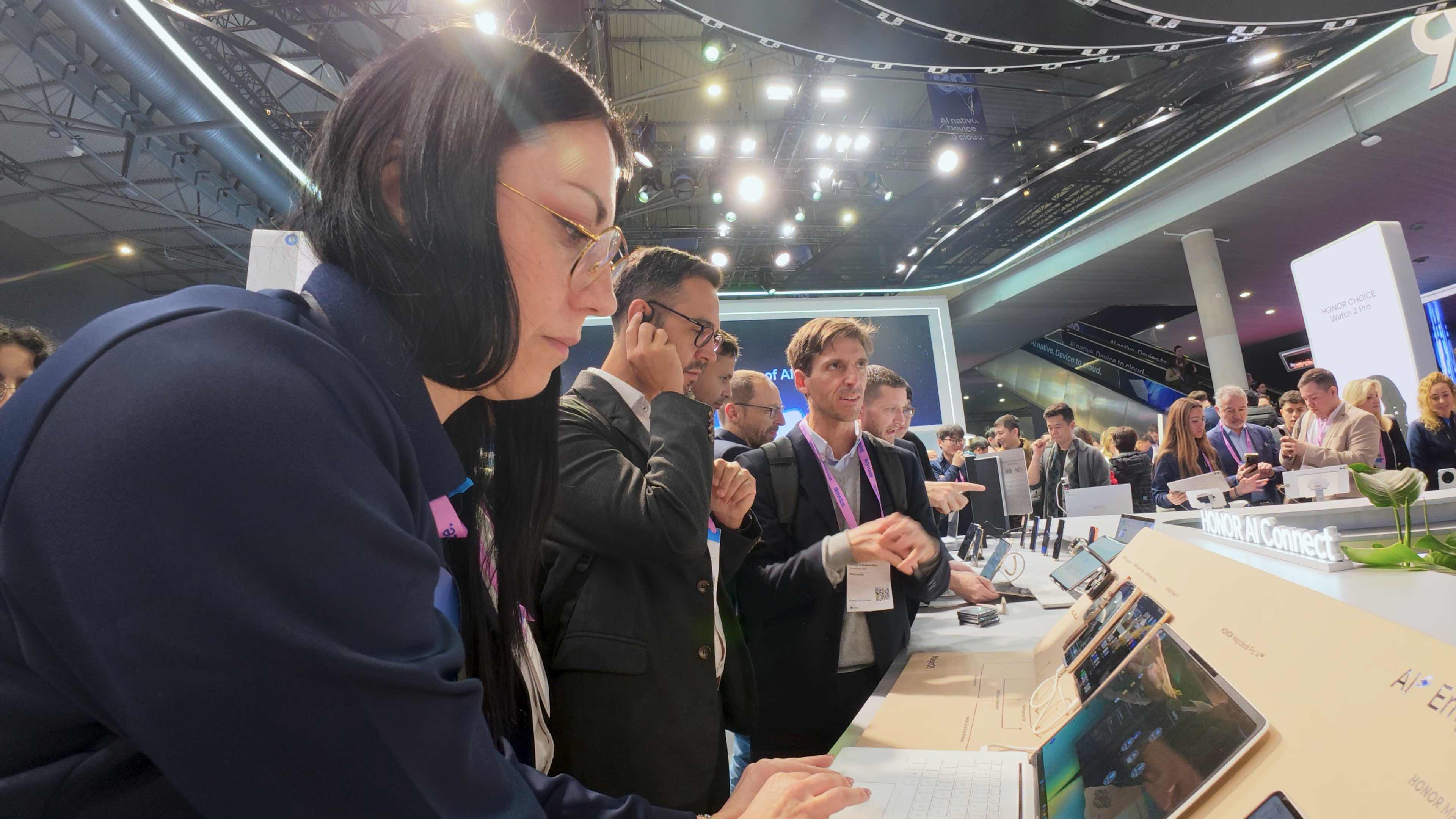 荣耀MagicBookPro14无插电13小时实测感觉在MWC 发布的 Magi