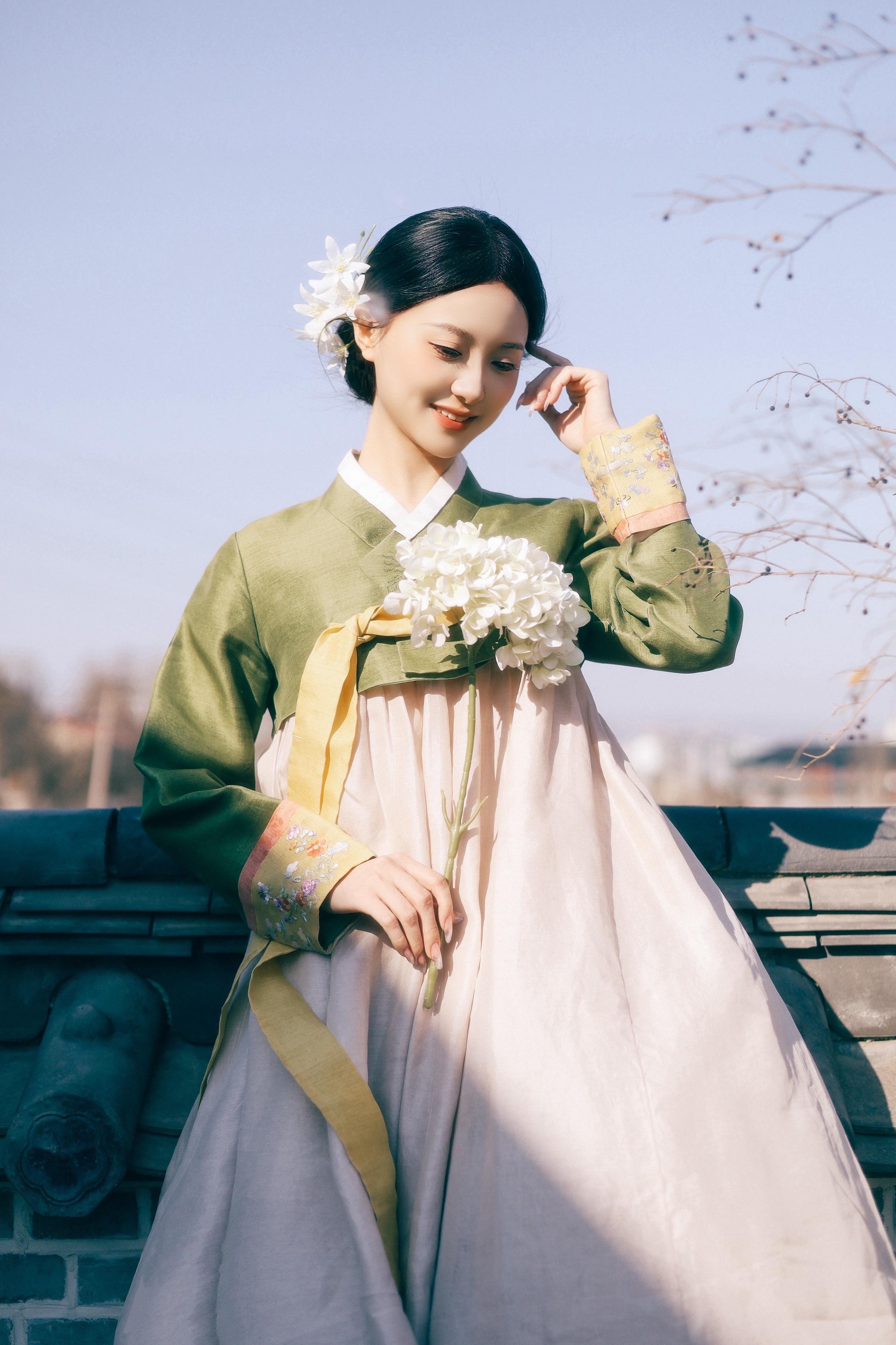 春风若有怜花意。