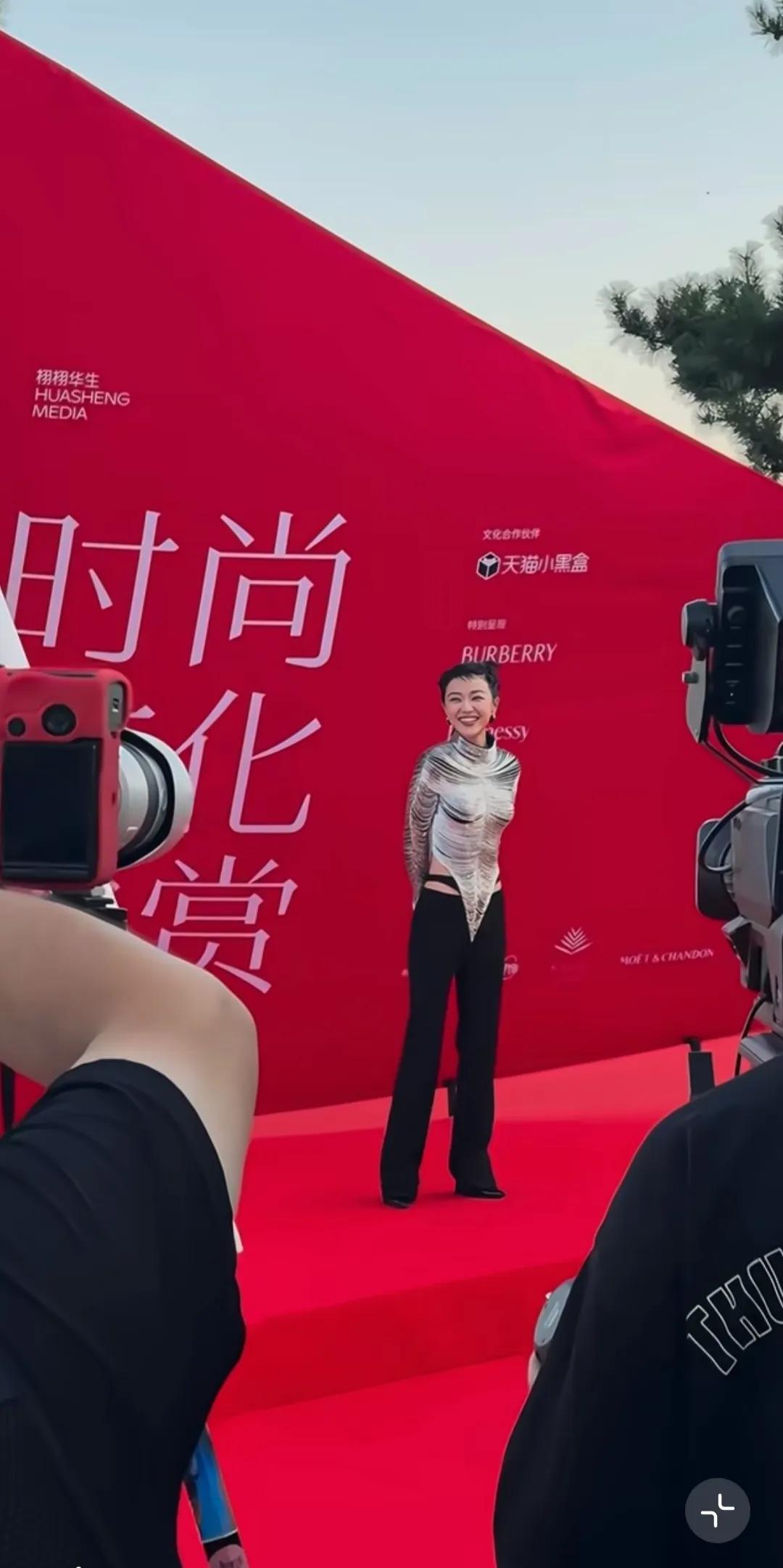 郭采洁，衣服长出来的这一点，看着好突兀。
