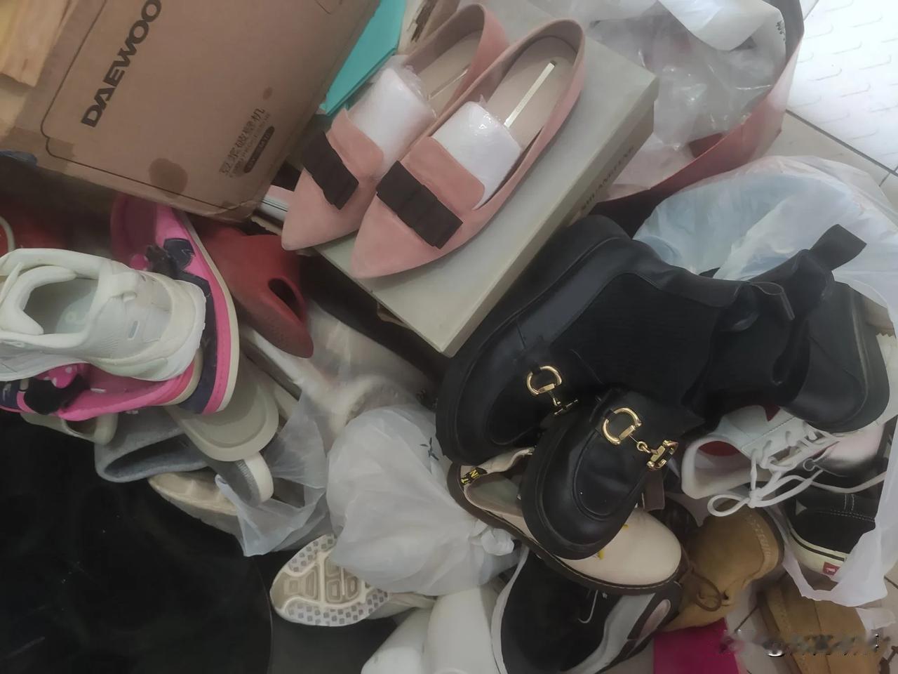 卖废品就不是人干的活，家里小区总有人扒垃圾筒翻纸箱子卖。总以为很赚钱，今天把家里