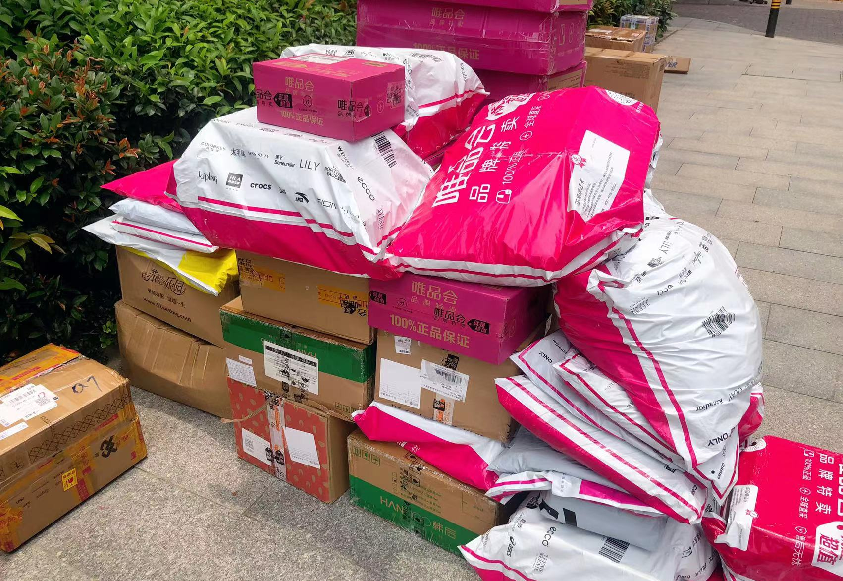 00后买衣服开始“揉搓面料”看参数了？这太匪夷所思了！ 最近被一个现象震撼到了，